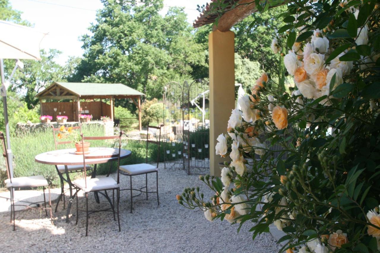 Le Mas Des Pierres Blanches Bed and Breakfast Venasque Buitenkant foto